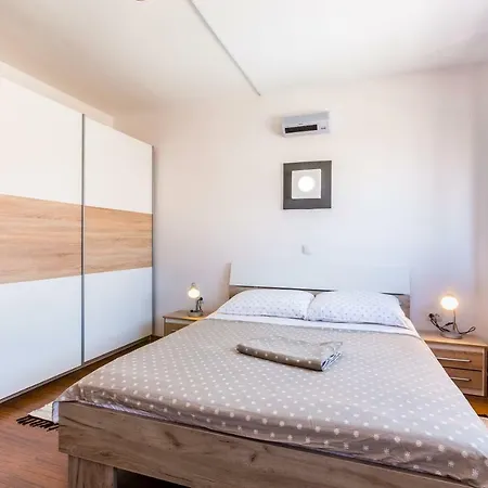 Denis Apartman Póla